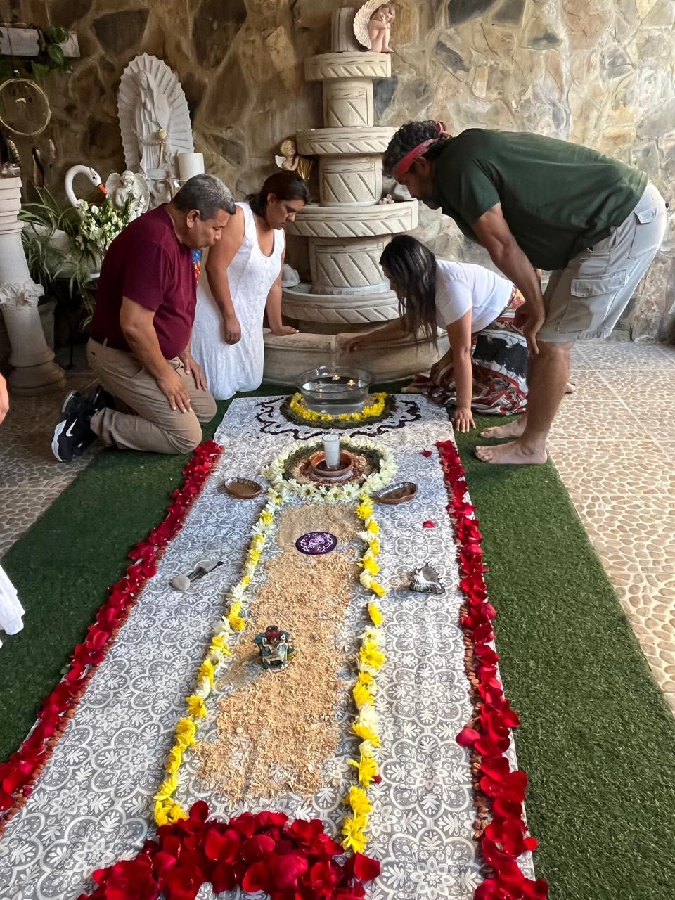 Elementos de ritual con flores