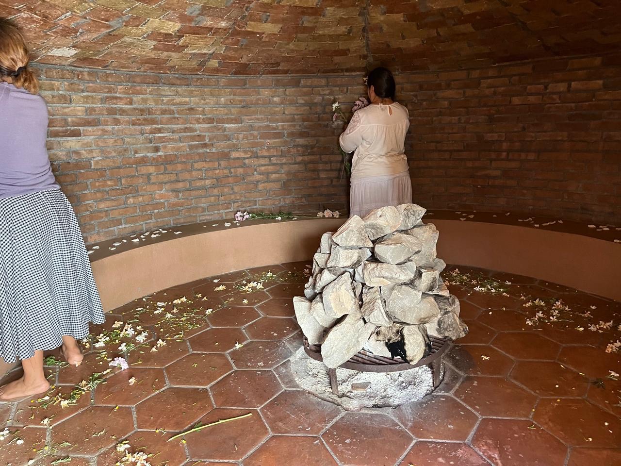 Interior con piedras y flores